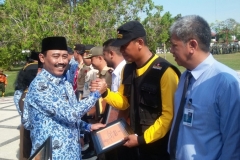 Penghargaan: Wasis Komandan lapangan Satgas AGP di Kalteng menerima penghargaan yang diserahkan oleh Pejabat Gubernur Kalimantan Tengah Hadi Prabowo di Palangka Raya, Selasa (17/11).