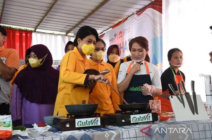 Ketua Umum Dharma Pertiwi Hetty Andika Perkasa memasak makanan sehat untuk ibu hamil dan batuta bersama tim GulaVit pada acara Kick Off Kolaborasi Percepatan Penurunan Stunting