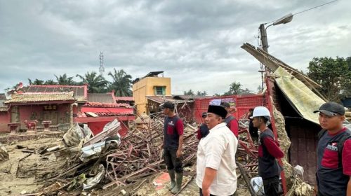 Pemuda Masjid Dunia dan Artha Graha Peduli Kolaborasi Bersihkan Masjid dan Vihara di Lokasi Bencana
