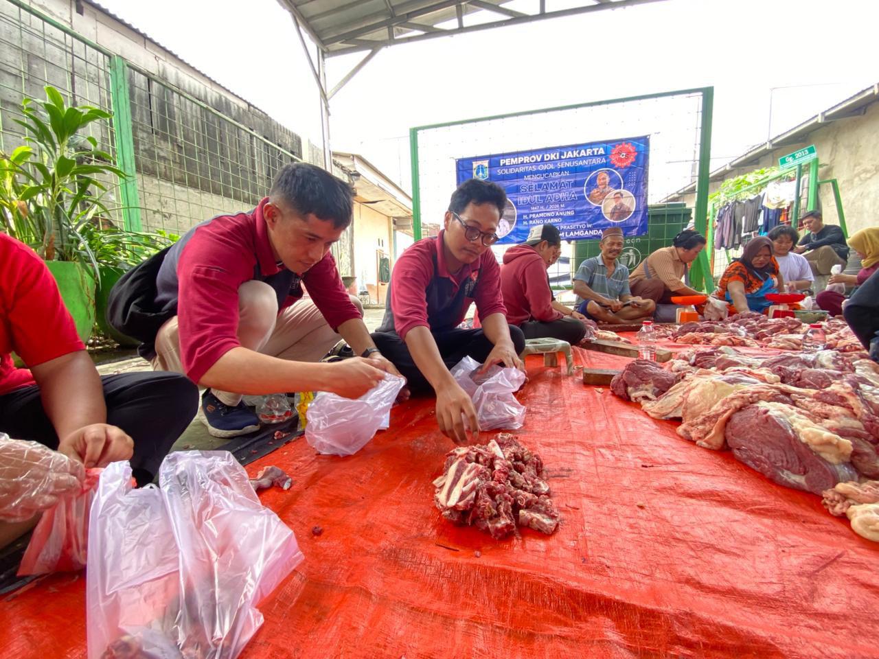 Mal Artha Gading bersama Artha Graha Peduli Salurkan Hewan Kurban pada Iduladha 1447