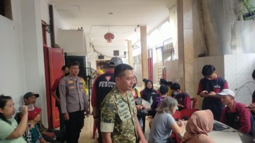 Peduli Sesama, Babinsa Koramil 01/Taman Sari Amankan Jalannya Baksos CSR Artha Graha Peduli di Vihara Avalokitesvara