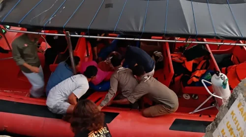 PHC Evakuasi Warga Pulau Komodo Alami Perdarahan Saluran Cerna ke RSUD Komodo