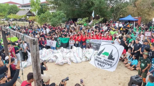 FPM Bali Bersama Komunitas Peduli Lingkungan Bersihkan Sampah dan Tanam Mangrove